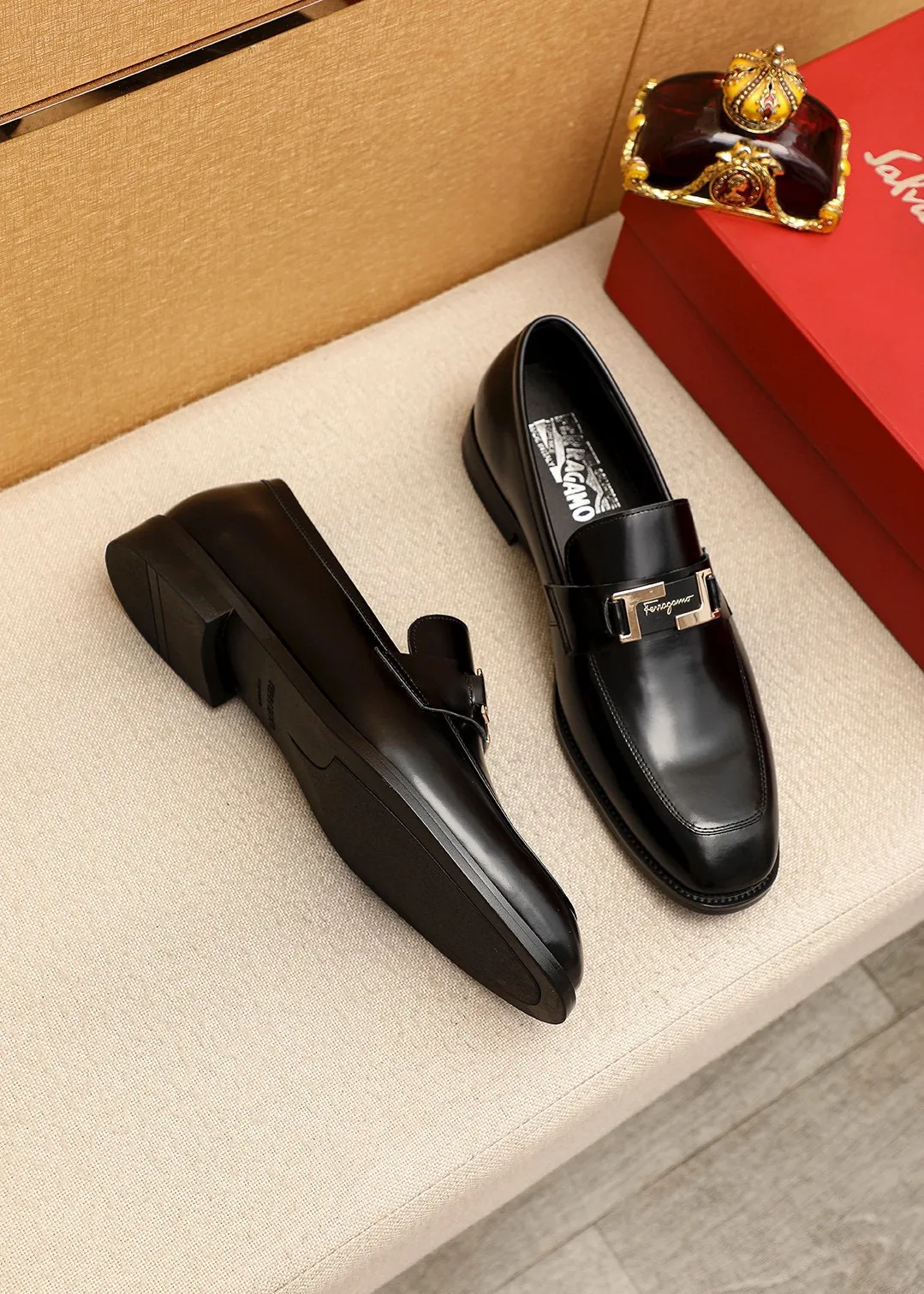 Men's shoes 💰480 💐 Product trademark: Ferragamo "Ferragamo" casual leather shoes Regular size: 38-44 (45.46🉑️customized) Product materials: Selected imported first-layer open-edge beaded cowhide leather upper + luxury hardware buckle, imported water-dyed cowhide leather lining. Strong three-dimensional visual effect, original rubber outsole Color: 2⃣️colors available